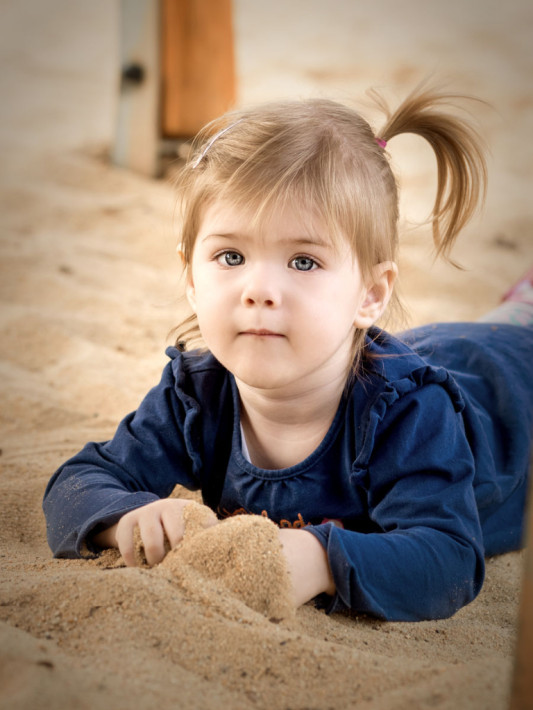 Kind im Sandkasten April 